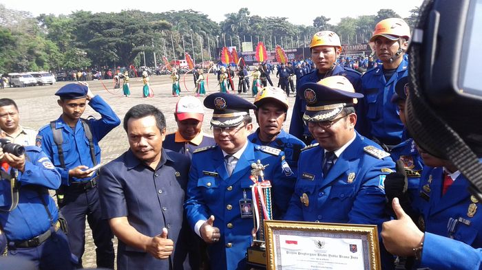 Meriahkan HUT Damkar, Puluhan Petugas Lakukan Simulasi Kebakaran di Lapangan Tegallega