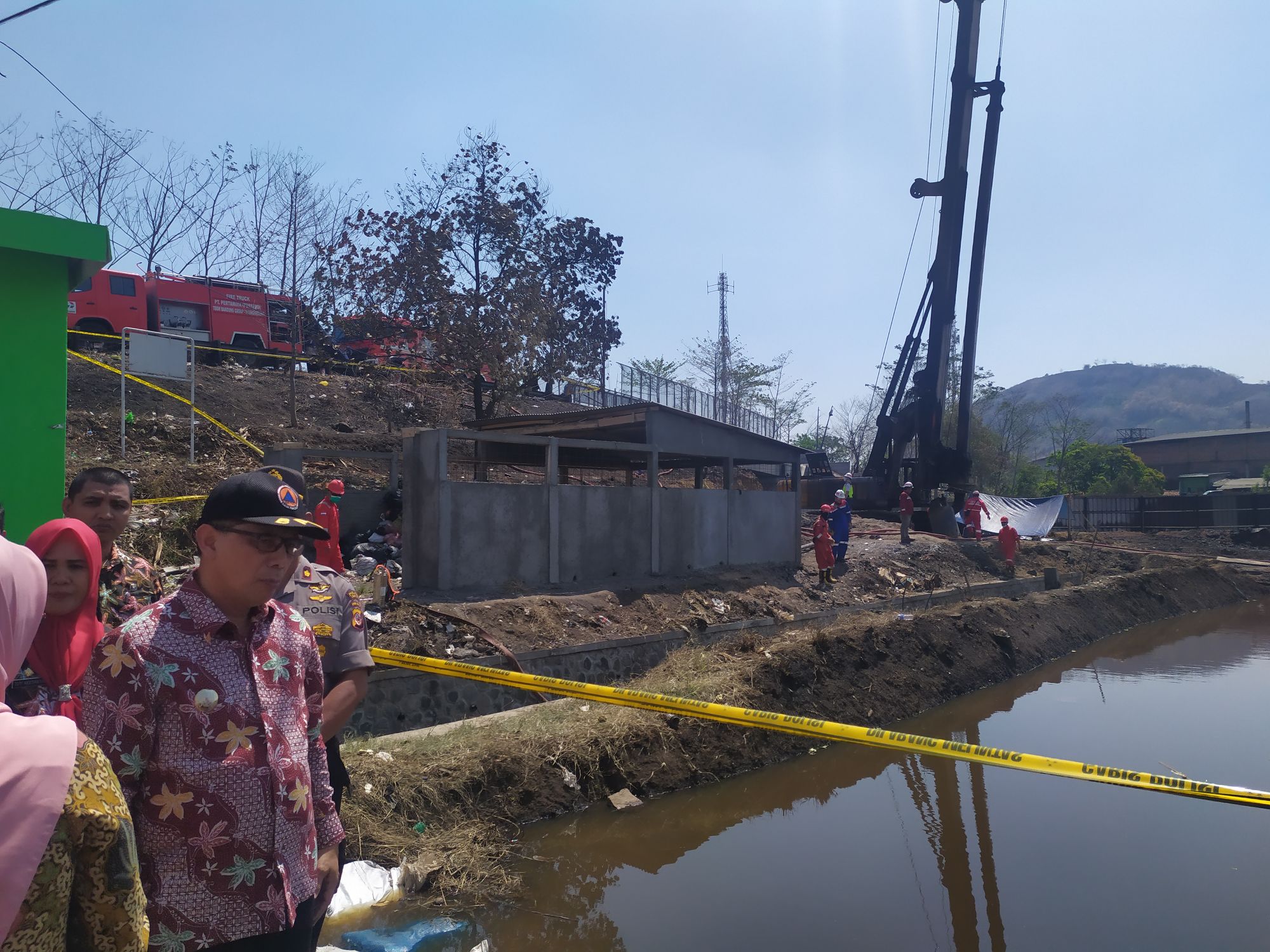 wali-kota-cimahi-ajay-m-priatna-meninjau-pipa-pertamina-yang-terbakar.jpg