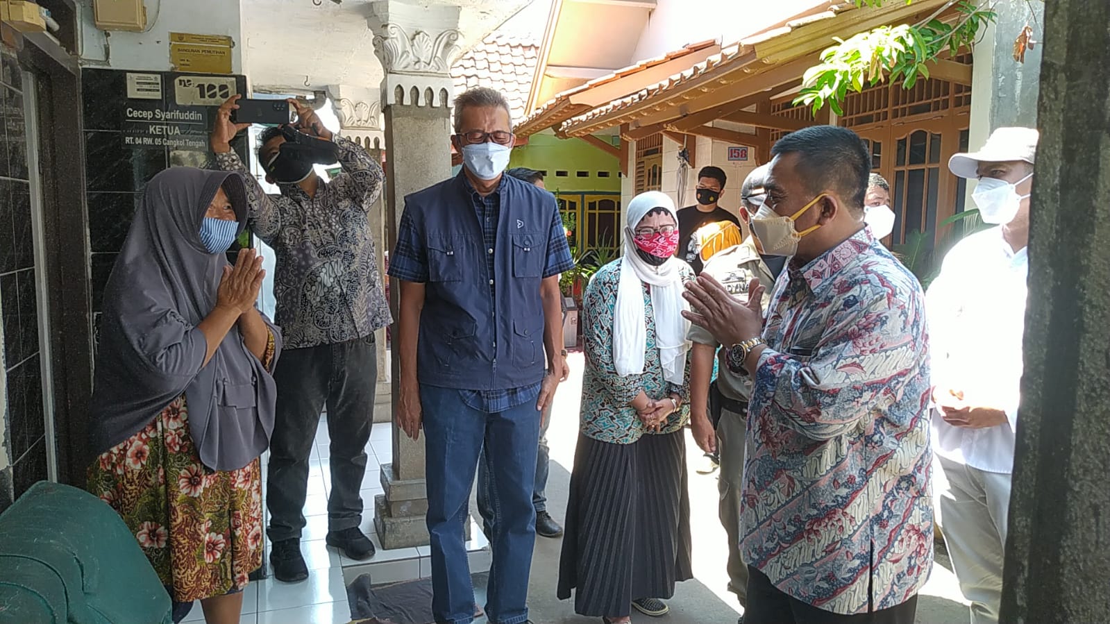 wali-kota-cirebon-nasrudin-azis-kanan-saat-memberikan-bantuan-sembako.jpg
