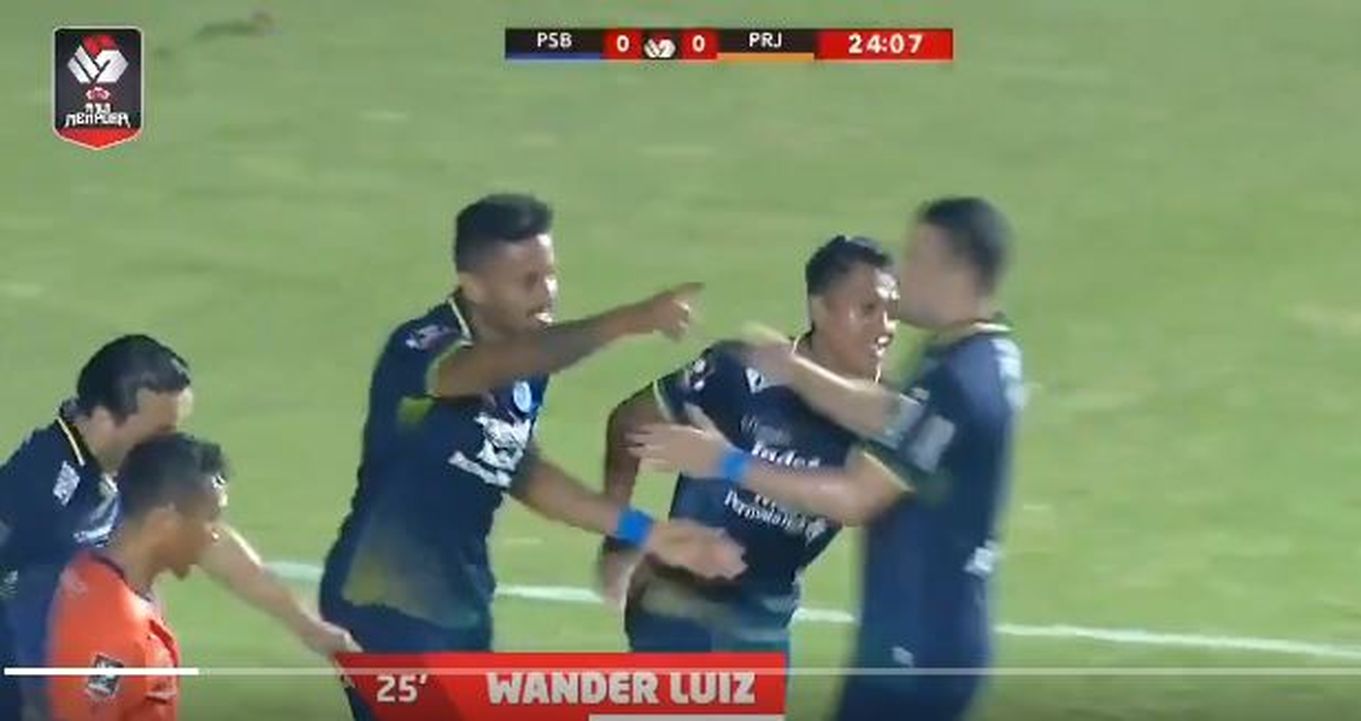 wander-luiz-cetak-gol-persib-bandung-ke-gawang-persiraja.jpg