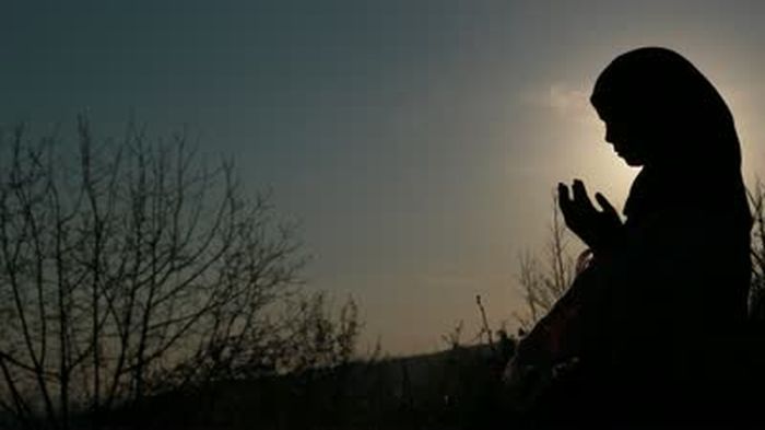 wanita-muslimah-tengah-berdoa-siluet_20150625_194133.jpg