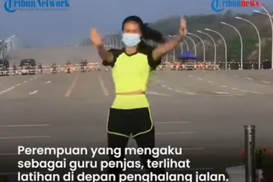 wanita-myanmar-beraerobik-ria-dengan-lagu-bang-jago.jpg