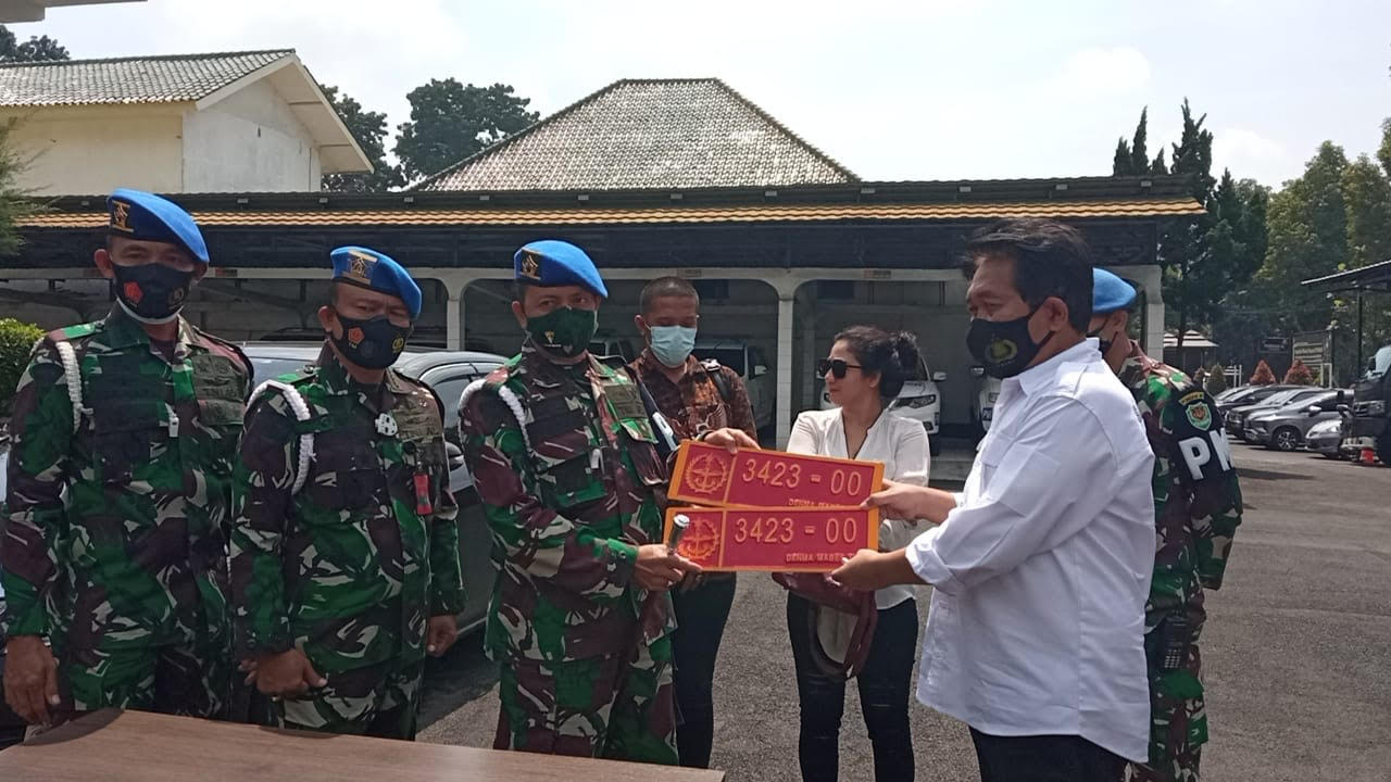 Wanita yang Pamer Mobil Dinas TNI Ternyata Warga Batununggal Bandung, TNI Sudah Serahkan ke Polisi