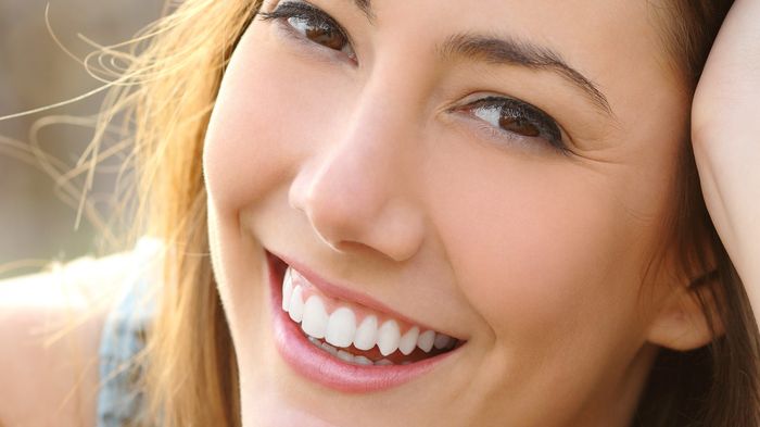 wanita-tersenyum-terlihat-barisan-gigi_20150802_192307.jpg