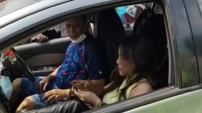 wanita-yang-memarahi-petugas-di-penyekatan-di-simpang-jalan-lingkar-selatan.jpg