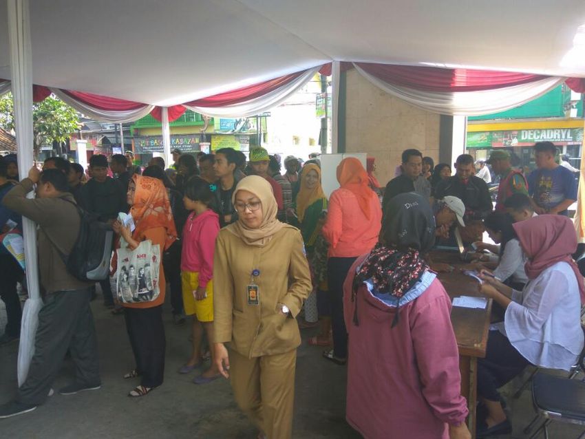 Antrean Mengular di Penukaran Uang Alun-alun Ujungberung Bandung