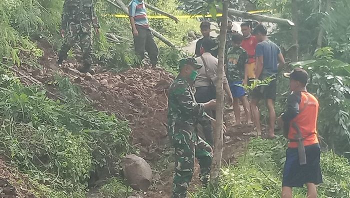 warga-bareng-tni-polri-bekerja-membersihkan-material-longsor.jpg