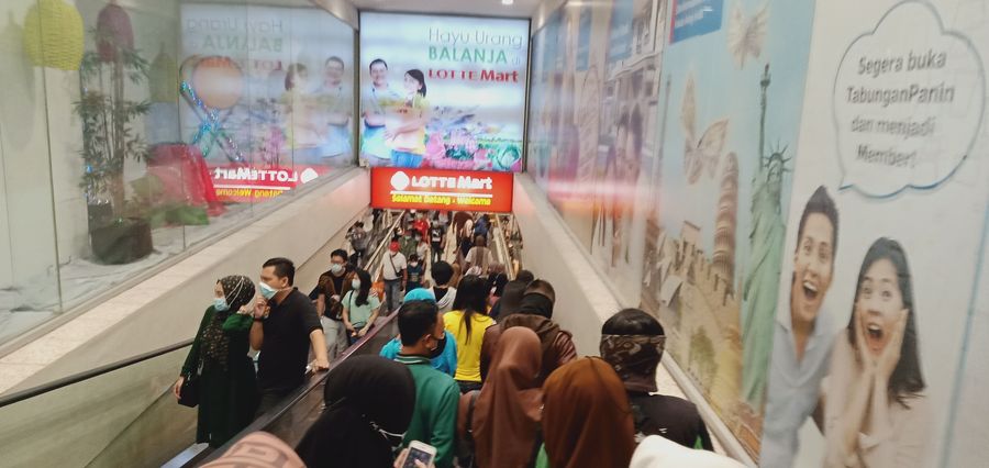 Banyak yang Belanja Pakaian di Mall, Beberapa Pengunjung Pulang karena Takut Kerumunan