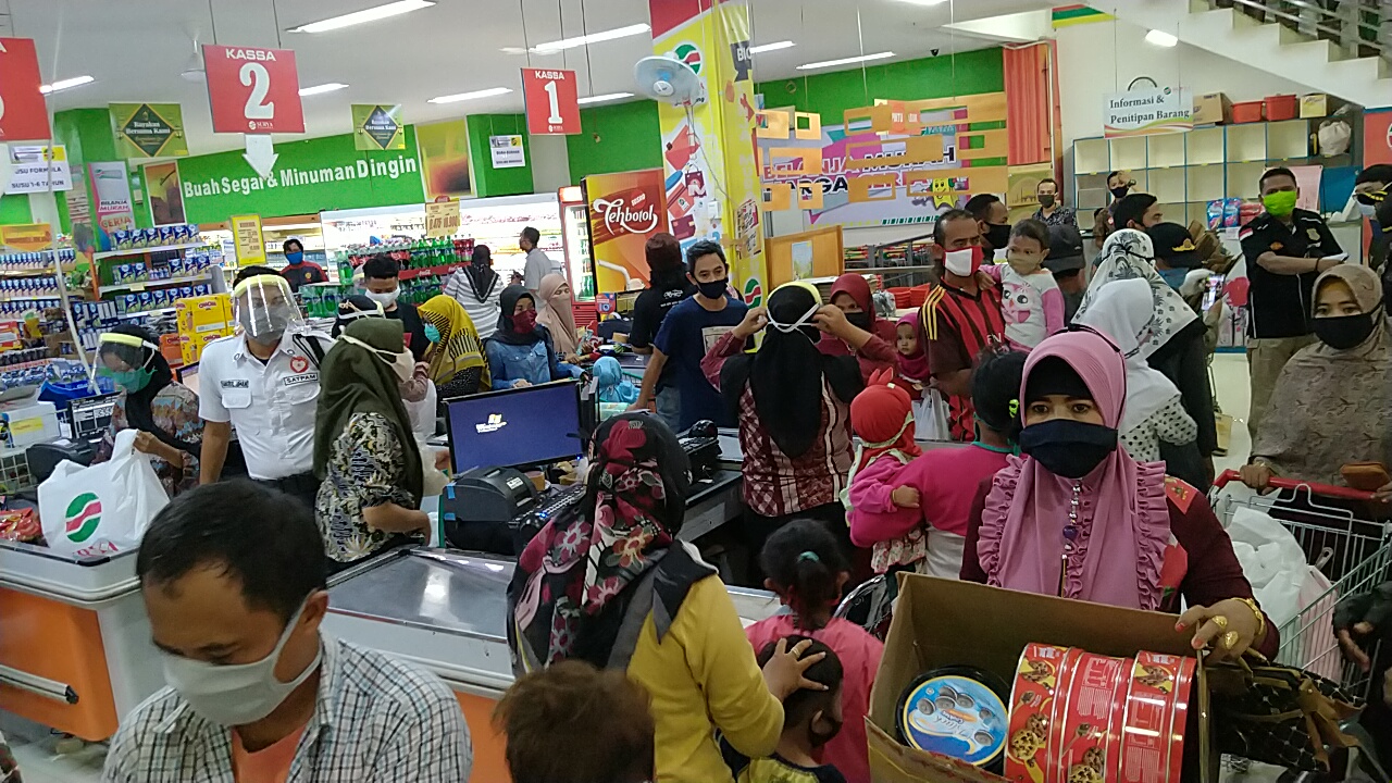 warga-berdesakan-beli-sembako-di-supermarket-di-indramayu.jpg