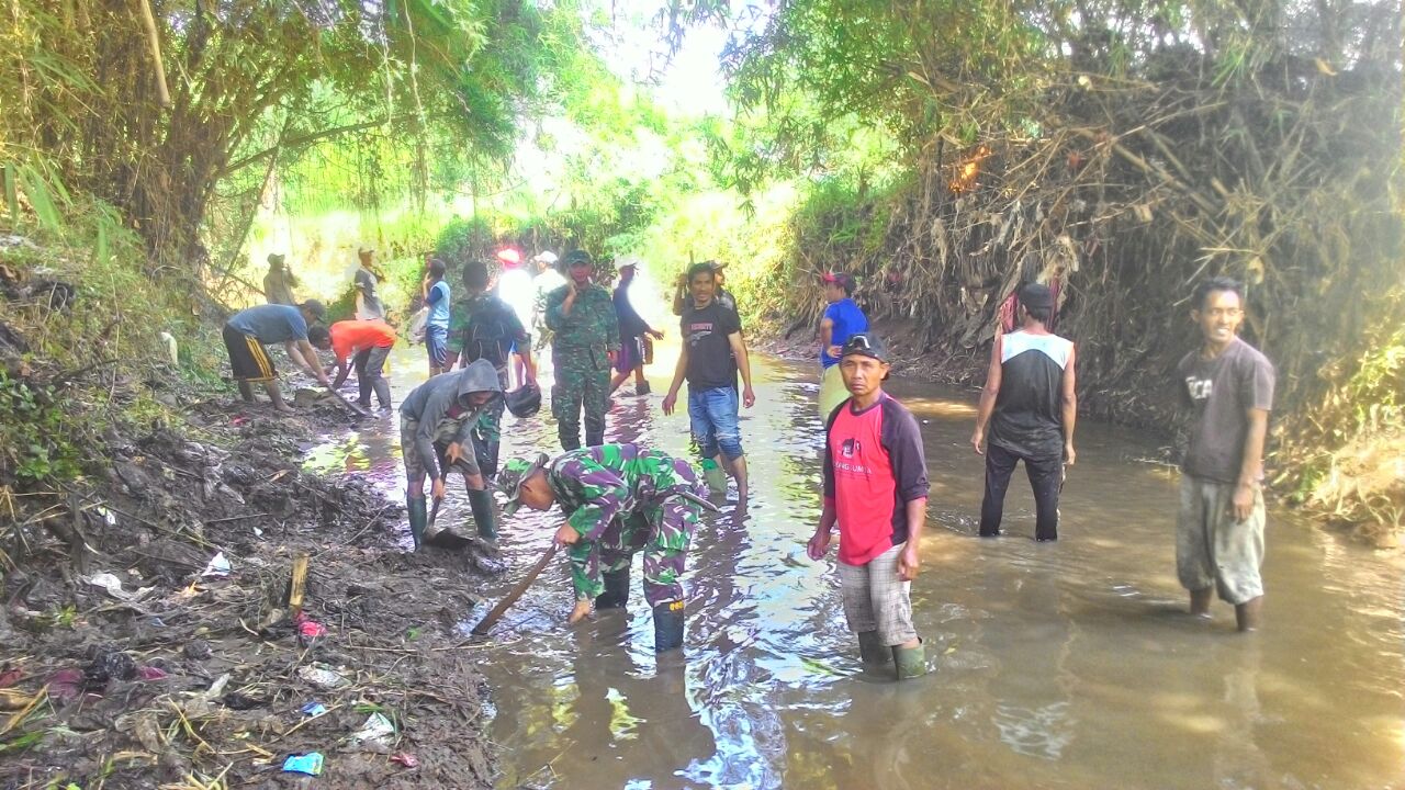 warga-dan-tentara-bersama-sama-membersihkan-sungai-citarik_20171024_152116.jpg