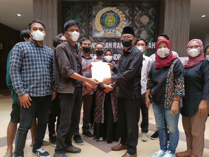 Warga Eretan Wetan Datangi DPRD Indramayu, Minta Pemerintah Jangan Anggap Biasa Bencana Banjir Rob