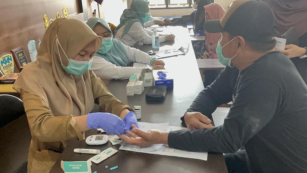 warga-dua-desa-di-Ciamis-ikuti-skrining-TBC.jpg