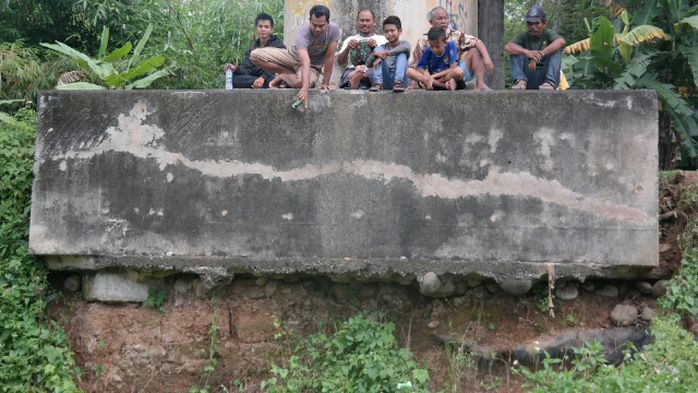 Warga Purwakarta Ini Khawatir Jembatan Rel Kereta Api Ikut Ambles