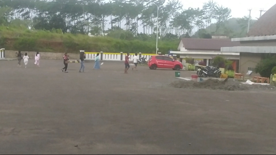 Tadi Sore Warga Sukabumi Ketakutan Lihat Angin Puting Beliung yang Menerjang, Lari Tunggang Langgang