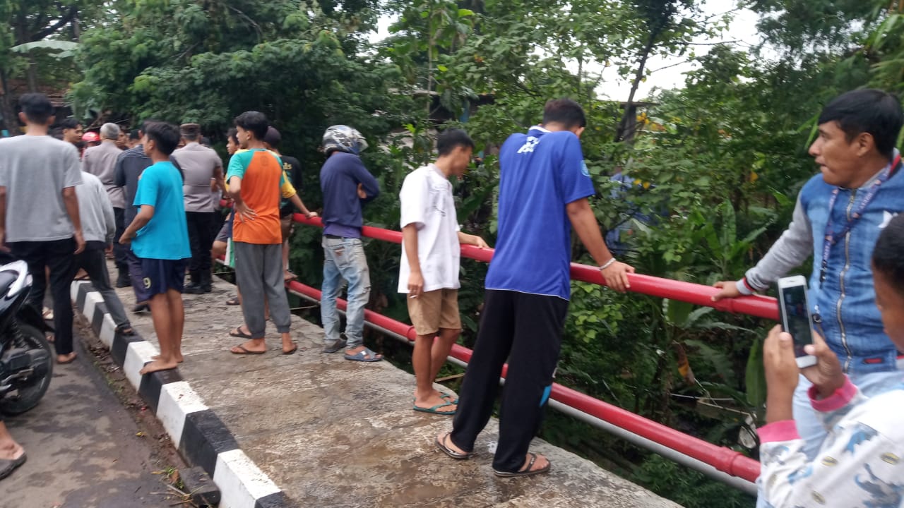warga-melihat-dari-atas-jembatan-sungai-cianjur.jpg