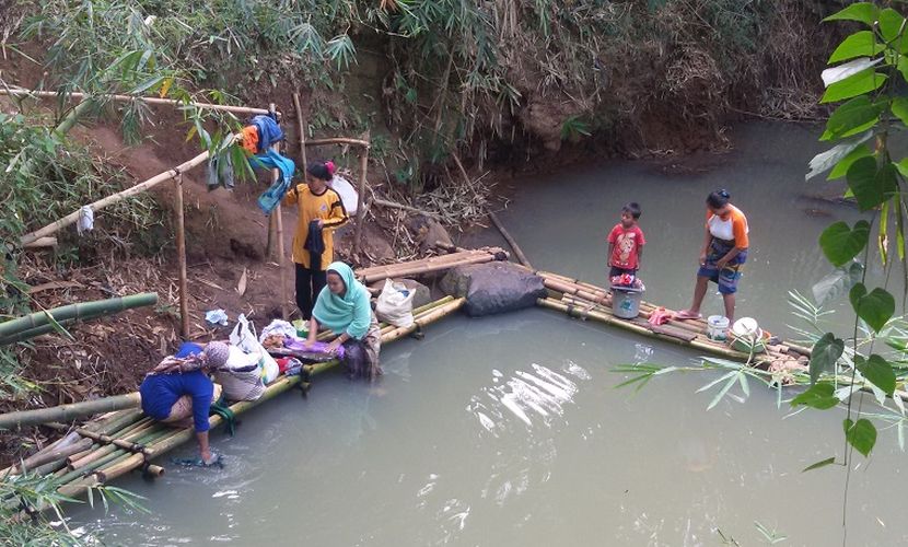 BREAKING NEWS FOTO: Warga Pakai Air Sungai Tercemar