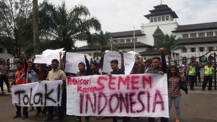 Aliansi Masyarakat Untuk Rembang Berunjuk Rasa di Gedung Sate