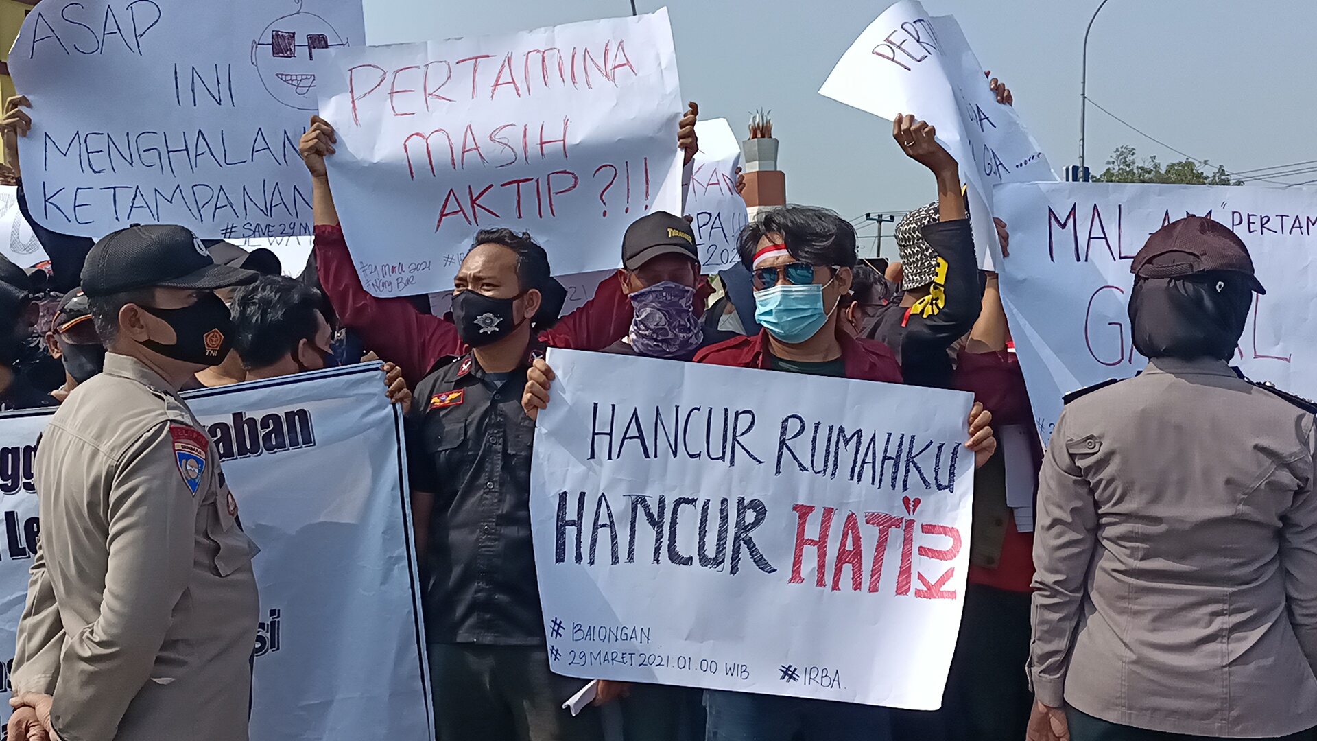 warga-saat-berunjukrasa-di-depan-pt-pertamina-ru-vi-balongan-indramayu.jpg