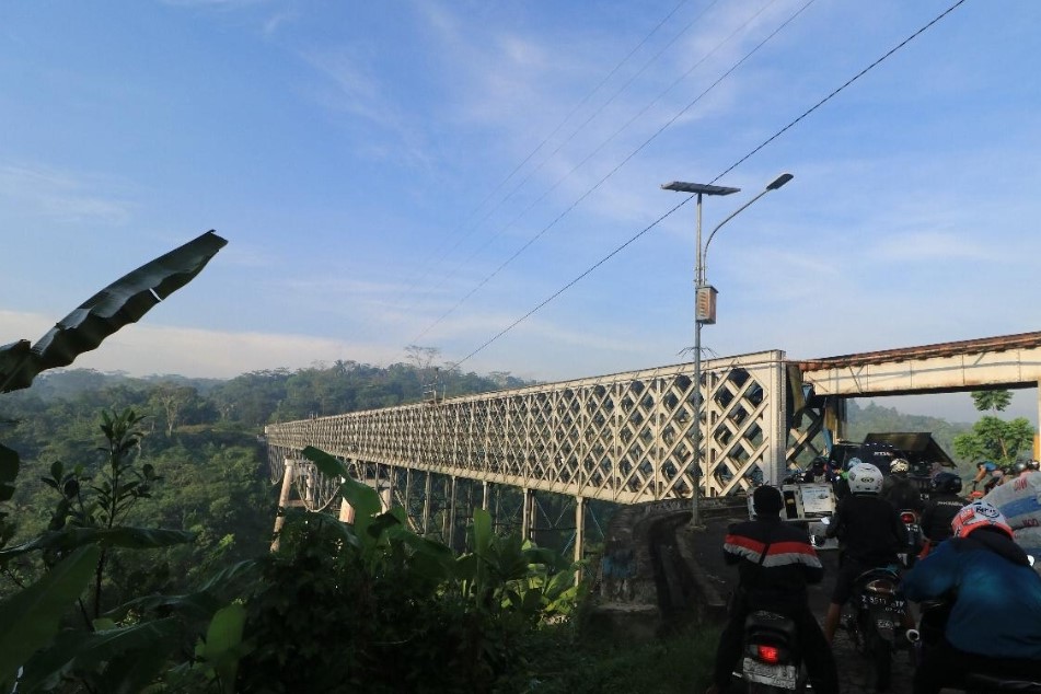 warga-terlihat-antre-untuk-melewati-jembatan-cirahong-yang-kembali-dibuka.jpg