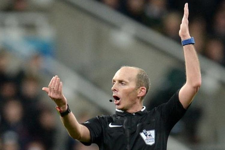 KONTROVERSIAL! Dalam 2 Laga Terakhir Wasit Mike Dean Keluarkan 8 Kartu Kuning dan 3 Kartu Merah