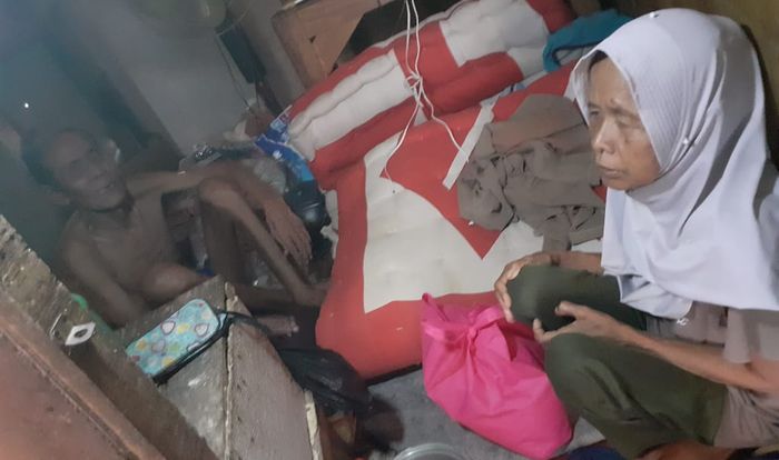 wasri-dan-suaminya-yang-mengaku-tinggal-di-emperan-rumah-adiknya.jpg