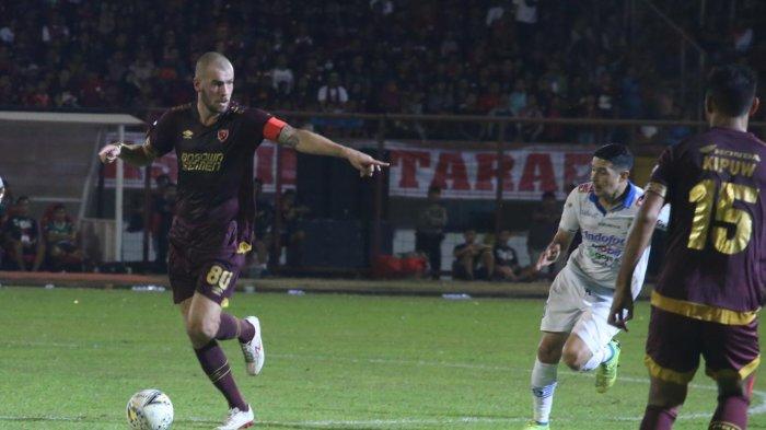 wiljan-pluim-dalam-laga-psm-makassar-vs-persib-bandung.jpg