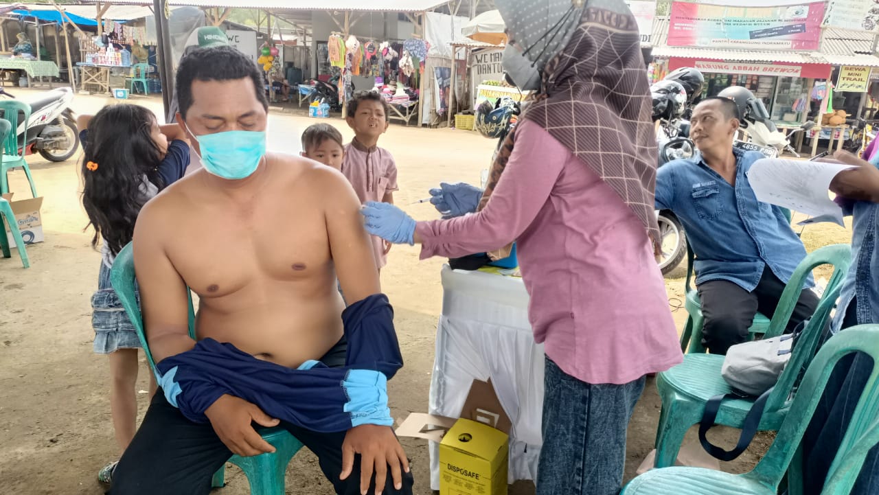 wisatawan-dan-pedagang-saat-divaksin-covid-19-2410.jpg