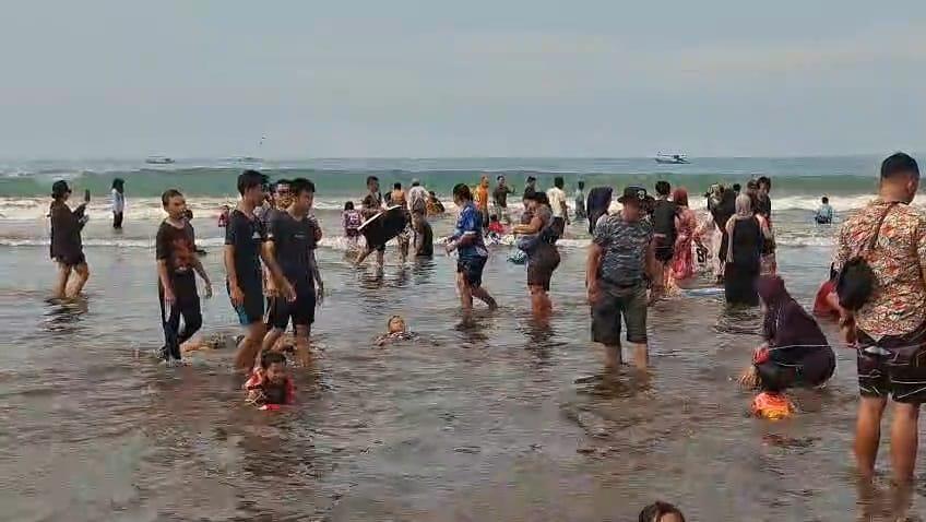 wisatawan-di-pantai-pangandaran-akhir-tahun-2025.jpg