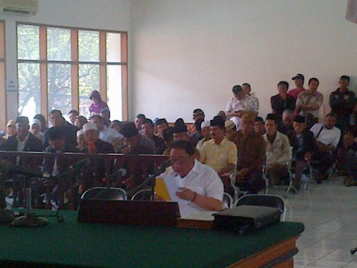 yance-baca-pledoi-di-pengadilan-tipikor-bandung_20150518_112526.jpg