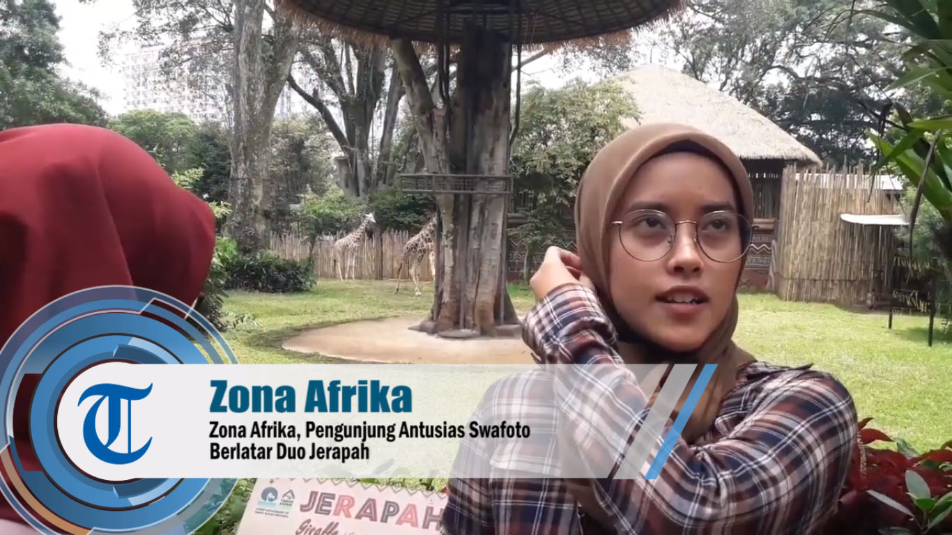 zona-afrika-pengunjung-antusias-swafoto-berlatar-duo-jerapah.jpg