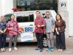 1-Penyerahan-mobil-Jenazah-secara-simbolis-oleh-Branch-Office-Head-BRI-Bandung-Dewi.jpg