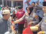 1Caption-Polres-Indramayu-saat-membagikan-paket-nasi-kotak-kepada-jamaah.jpg
