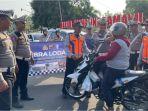 1Caption-Satlantas-Polres-Indramayu-saat-membagikan-helm-gratis-saat-Operasi-Zebra.jpg