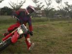 1Cara-Menikung-Aman-di-Lintasan-Tanah-untuk-Pengendara-Offroad.jpg
