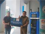 1Indomaret-serahkan-bantuan-balon-gate-untuk-Roadshow-pelayanan-publik-kab-Garut.jpg