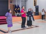 1Kemenkum-Jabar-Gelar-Apel-Sore-Kakanwil-Asep-Sutandar-Lepas-Pegawai-Pindah-Tugas.jpg