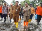 1Tinjau-Korban-Banjir-Gubernur-Ahmad-Luthfi-Pastikan-Bantuan-Tepat-Sasaran.jpg