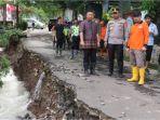 1Tinjau-Lokasi-Bencana-Banjir-Wabup-Kita-Segera-Lakukan-Penanganan-Bagi-Masyarakat-Terdampak.jpg