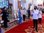 1_jokowi_serahkan_bsu_kepada_pekerja_peserta_bpjamsostek.jpg
