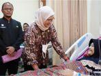 2-Kunjungi-Ibu-Melahirkan-Bayi-Kembar-5-Bupati-Nina-Agustina.jpg