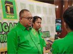 2-Plt-Ketua-DPW-PPP-Jawa-Barat-Pepep-Saepul-Hidayat-kiri-dalam-acara-Bimtek-di-El-Hotel-Bandung.jpg