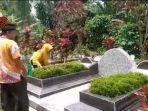 25-hari-sebelum-meninggal-tuti-dan-amalia-renovasi-makam.jpg