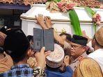 AKBP-M-Fahri-Siregar-menggotong-peti-jenazah.jpg