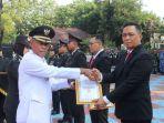 AKP-Heri-Nurcahyo-menerima-penghargaan-dari-Kapolres-Subang-AKBP-Sumarni.jpg