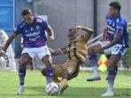 jabar/Aksi-pemain-Persib-Bandung-Ezra-Walian-kiri-1111.jpg
