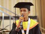 Alfian-Andhika-Yudhistira-wisudawan-tunanetra-pertama-di-Unair.jpg