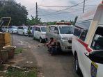 Ambulans-berjajar-mengantre-mengangkut-korban-kecelakaan-maut.jpg