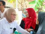 Anggota-DPR-RI-Lola-Nelria-saat-meninjau-pelayanan-Posyandu-Desa-Sindang-Kasih.jpg