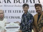 Anggota-DPR-RI-Melly-Goeslaw-memberikan-apresiasi-terhadap-Masyarakat-Teater-Cimahi.jpg