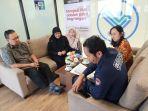 Anggota-Komisi-V-DPRD-Jawa-Barat-batik-Enjang-Tedi-saat-menjemput-kedatangan-TKW.jpg